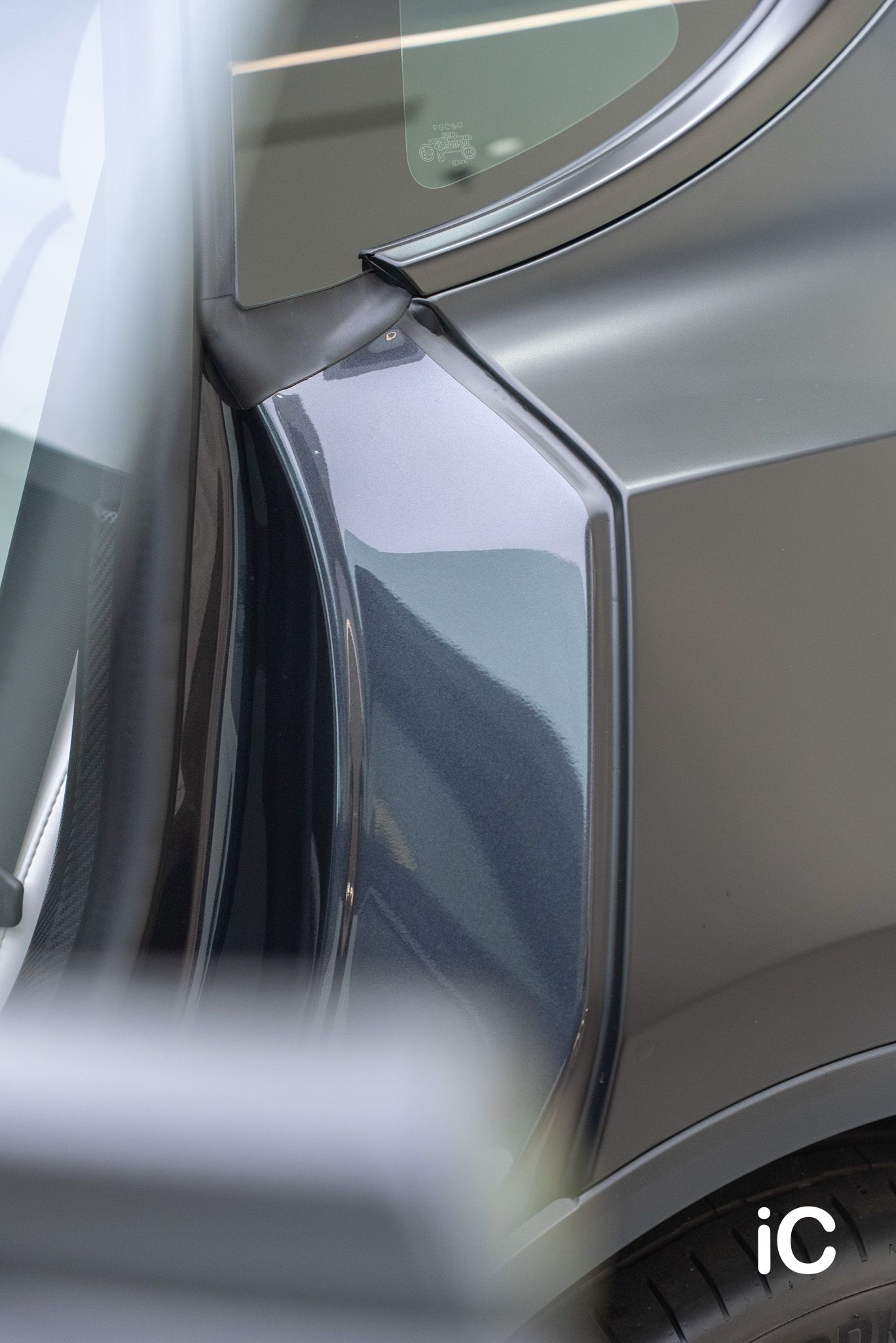 ic-detail-tesla-model-y-om-individual-colour-ppf-satin-black-22