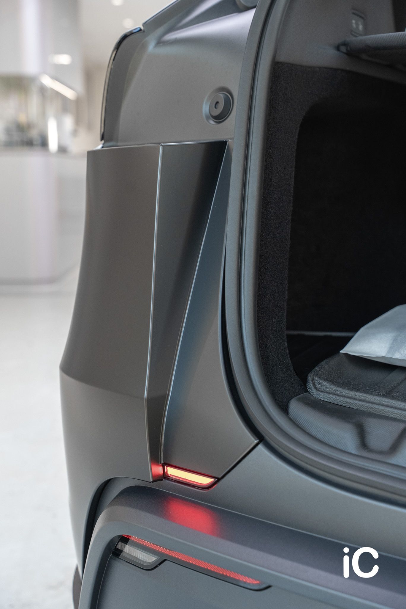 ic-detail-tesla-model-y-om-individual-colour-ppf-satin-black-31
