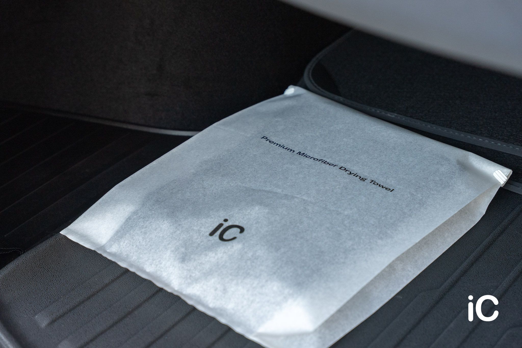 ic-detail-tesla-model-y-om-individual-colour-ppf-satin-black-33