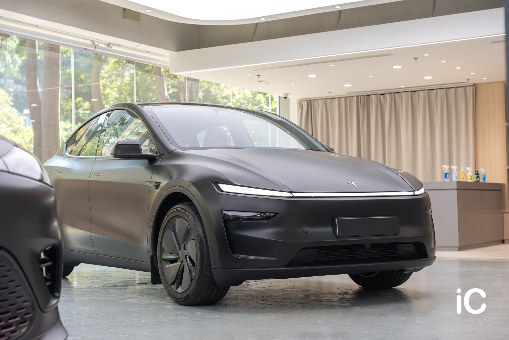 ic-detail-tesla-model-y-om-individual-colour-ppf-satin-black-4