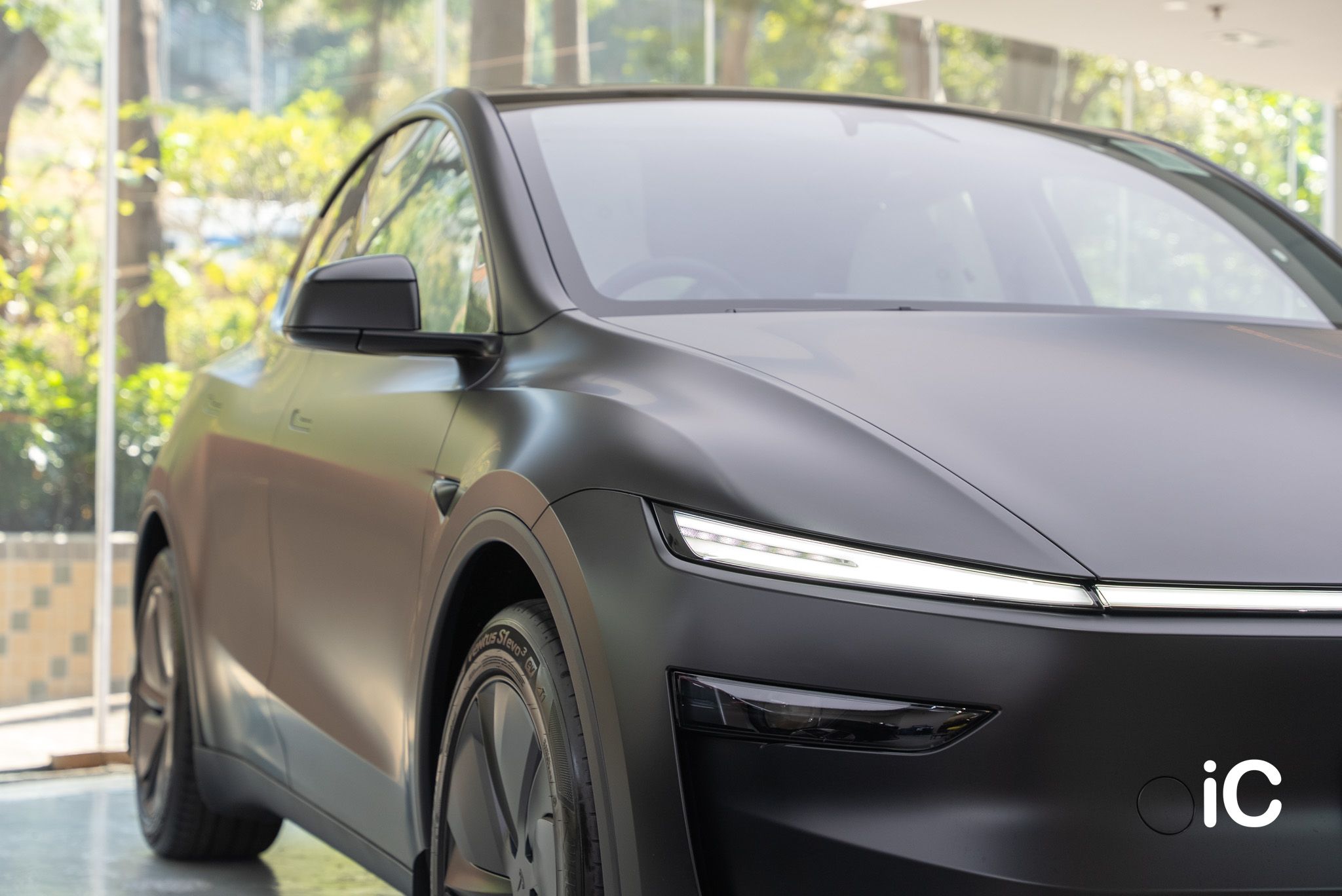 ic-detail-tesla-model-y-om-individual-colour-ppf-satin-black-9