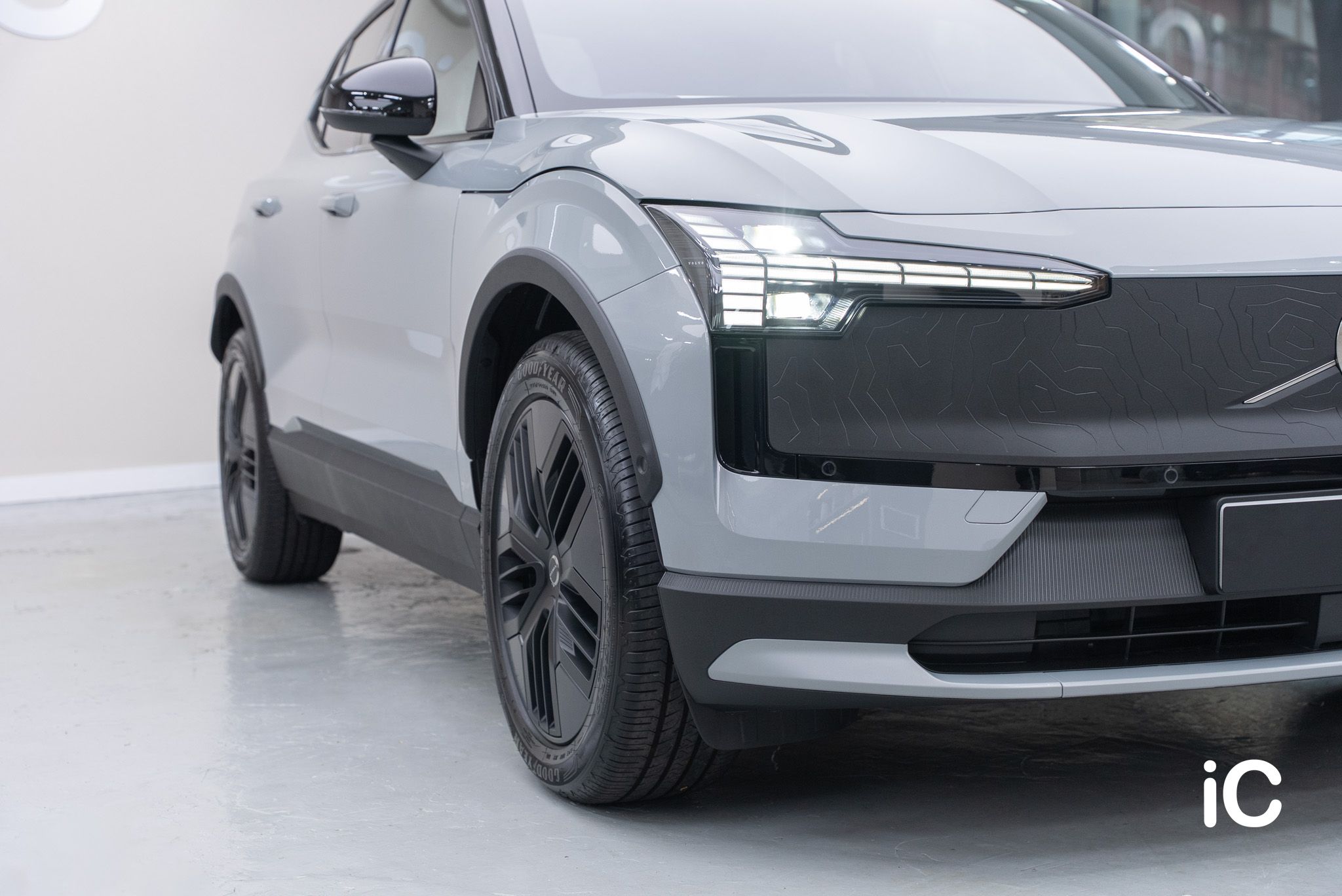ic-detail-volvo-ex30-grey-gyeon-ppf-25