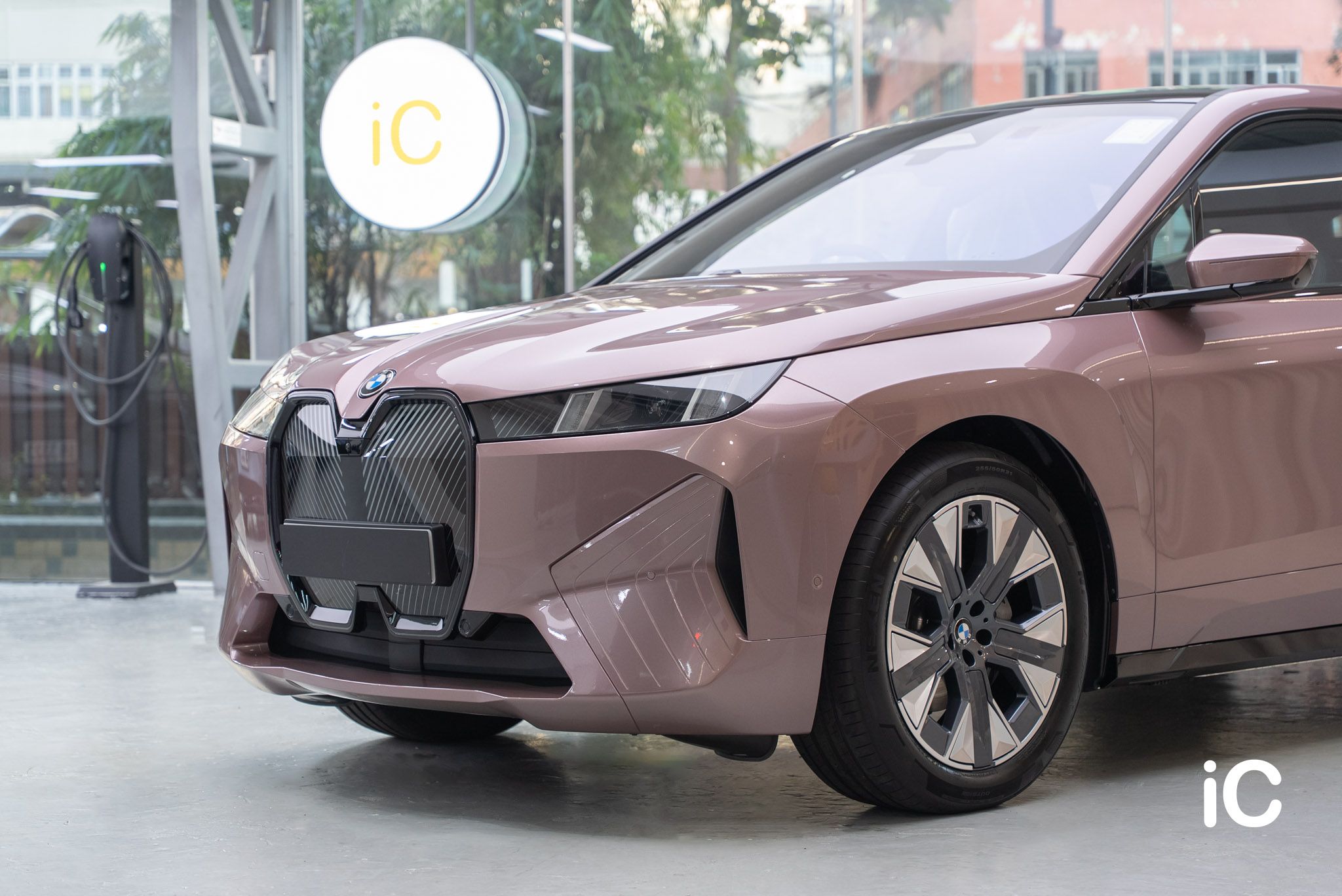 ic-detail-bmw-ix-om-individual-colour-ppf-frozen-berry-4