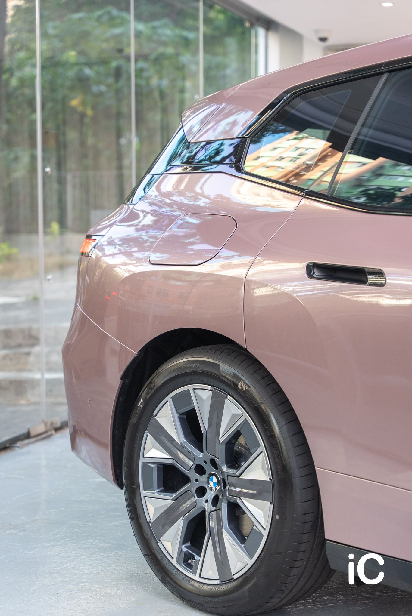 ic-detail-bmw-ix-om-individual-colour-ppf-frozen-berry-5