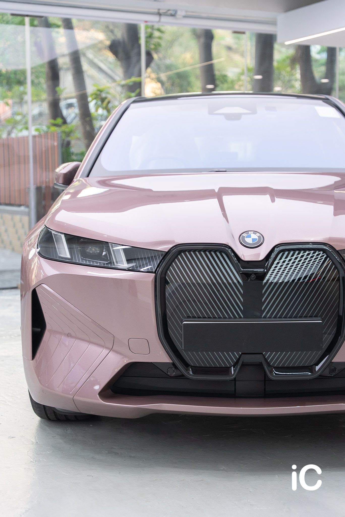 ic-detail-bmw-ix-om-individual-colour-ppf-frozen-berry-6