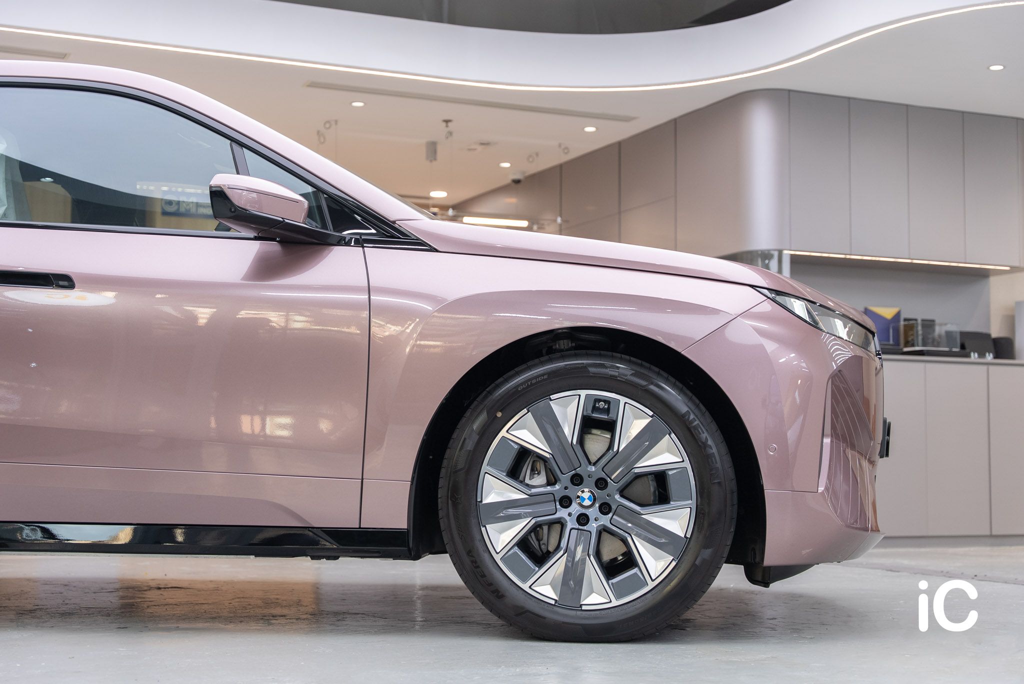 ic-detail-bmw-ix-om-individual-colour-ppf-frozen-berry-8