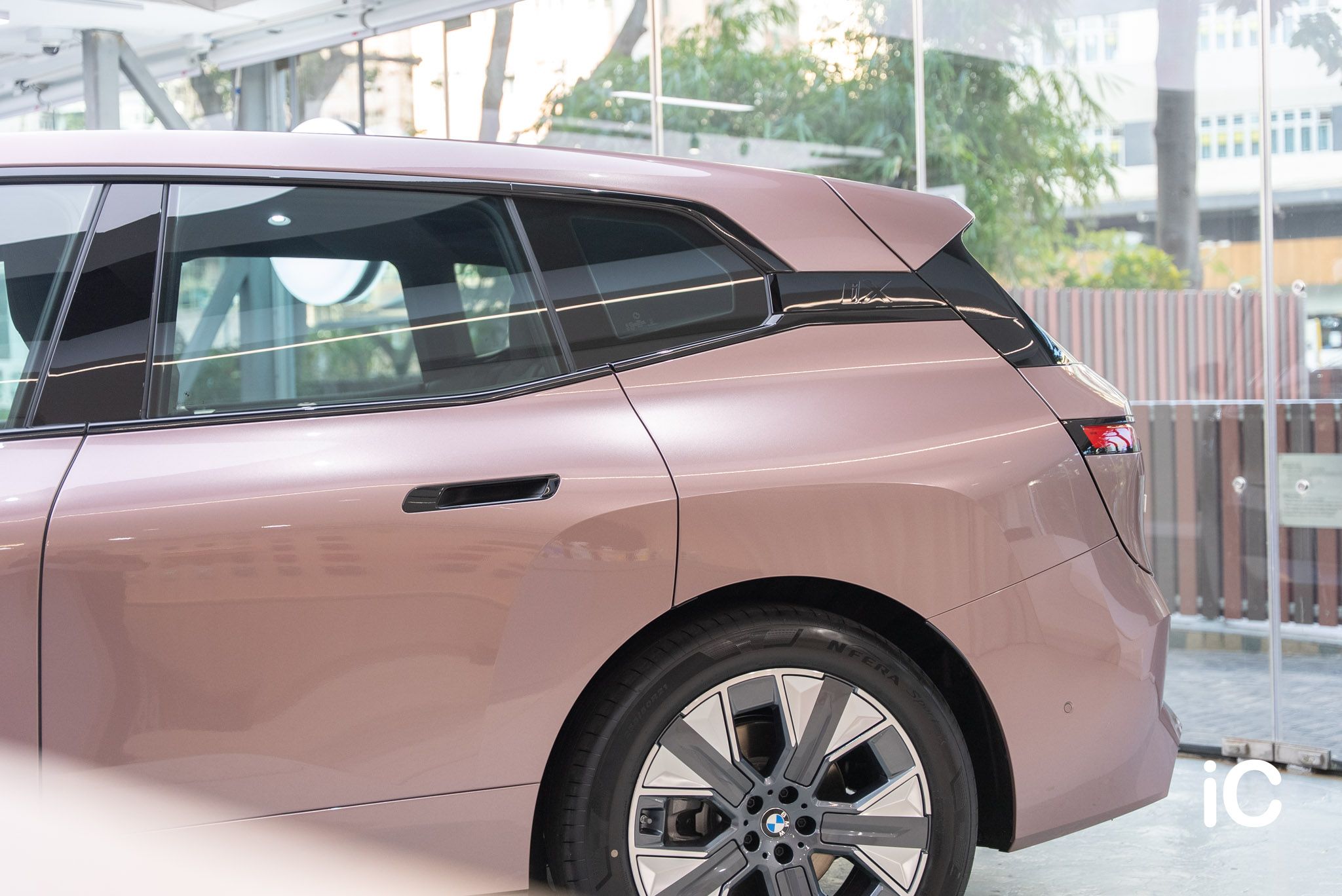 ic-detail-bmw-ix-om-individual-colour-ppf-frozen-berry-9