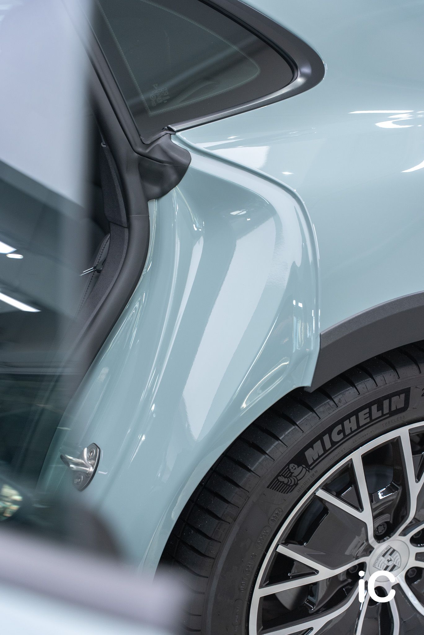 ic-detail-porsche-taycan-4-ct-om-individual-colour-ppf-shade-green-22