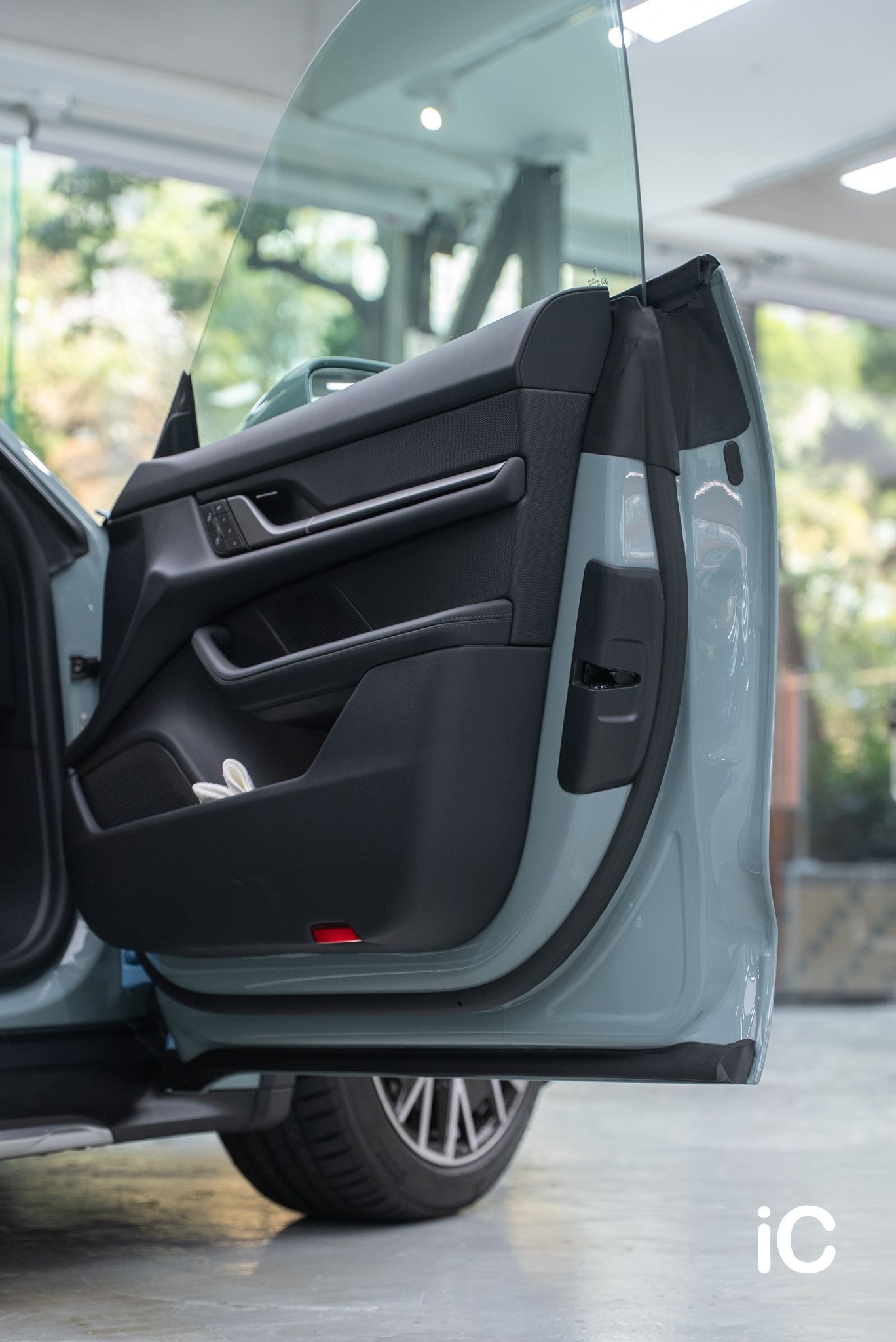 ic-detail-porsche-taycan-4-ct-om-individual-colour-ppf-shade-green-26