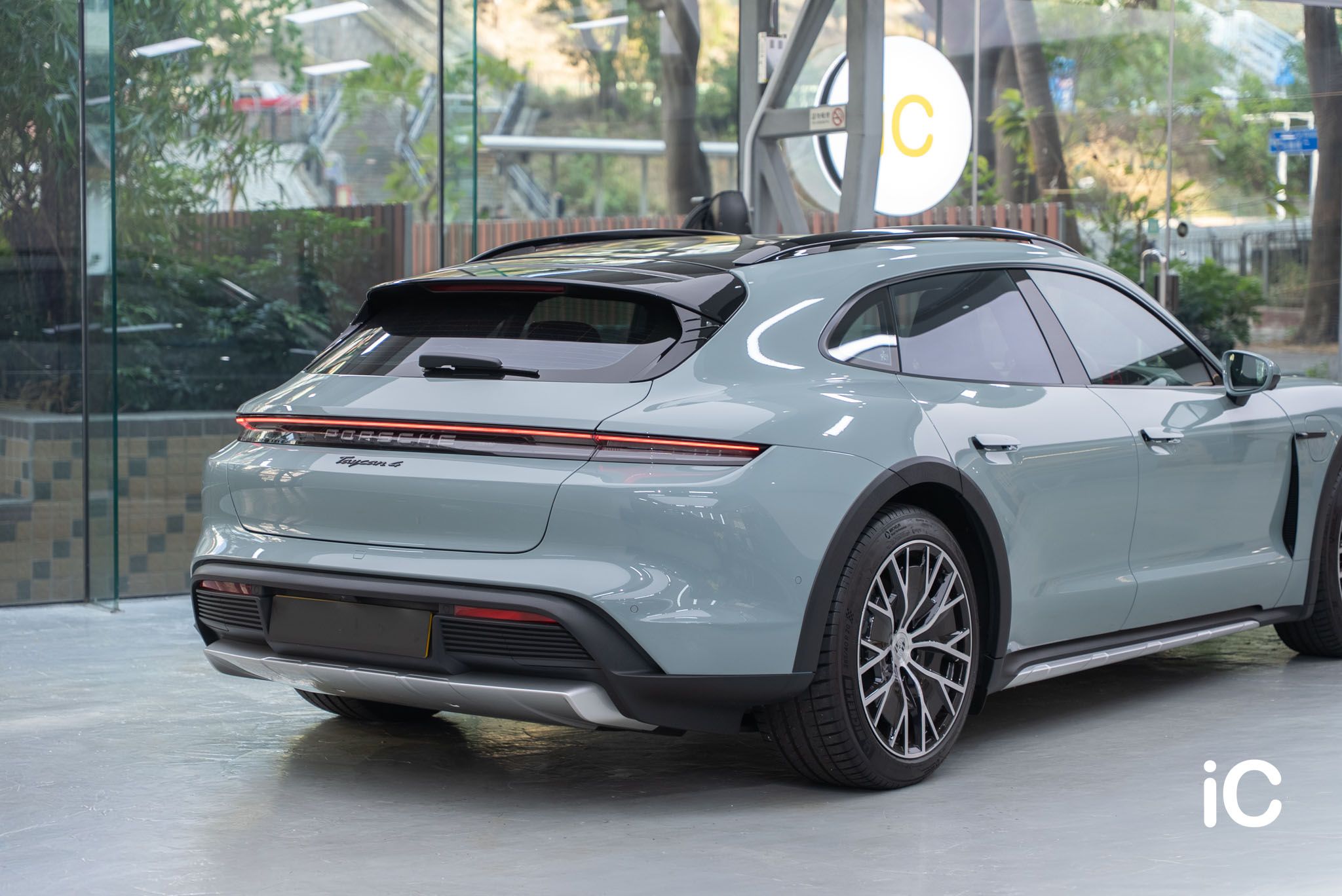 ic-detail-porsche-taycan-4-ct-om-individual-colour-ppf-shade-green-28