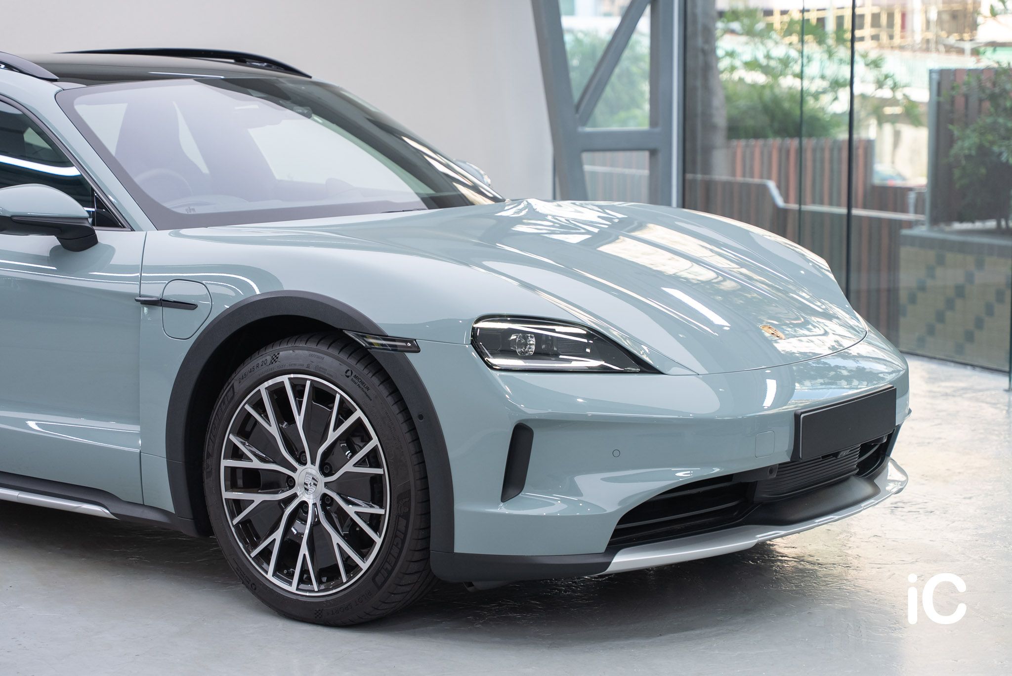 ic-detail-porsche-taycan-4-ct-om-individual-colour-ppf-shade-green-3