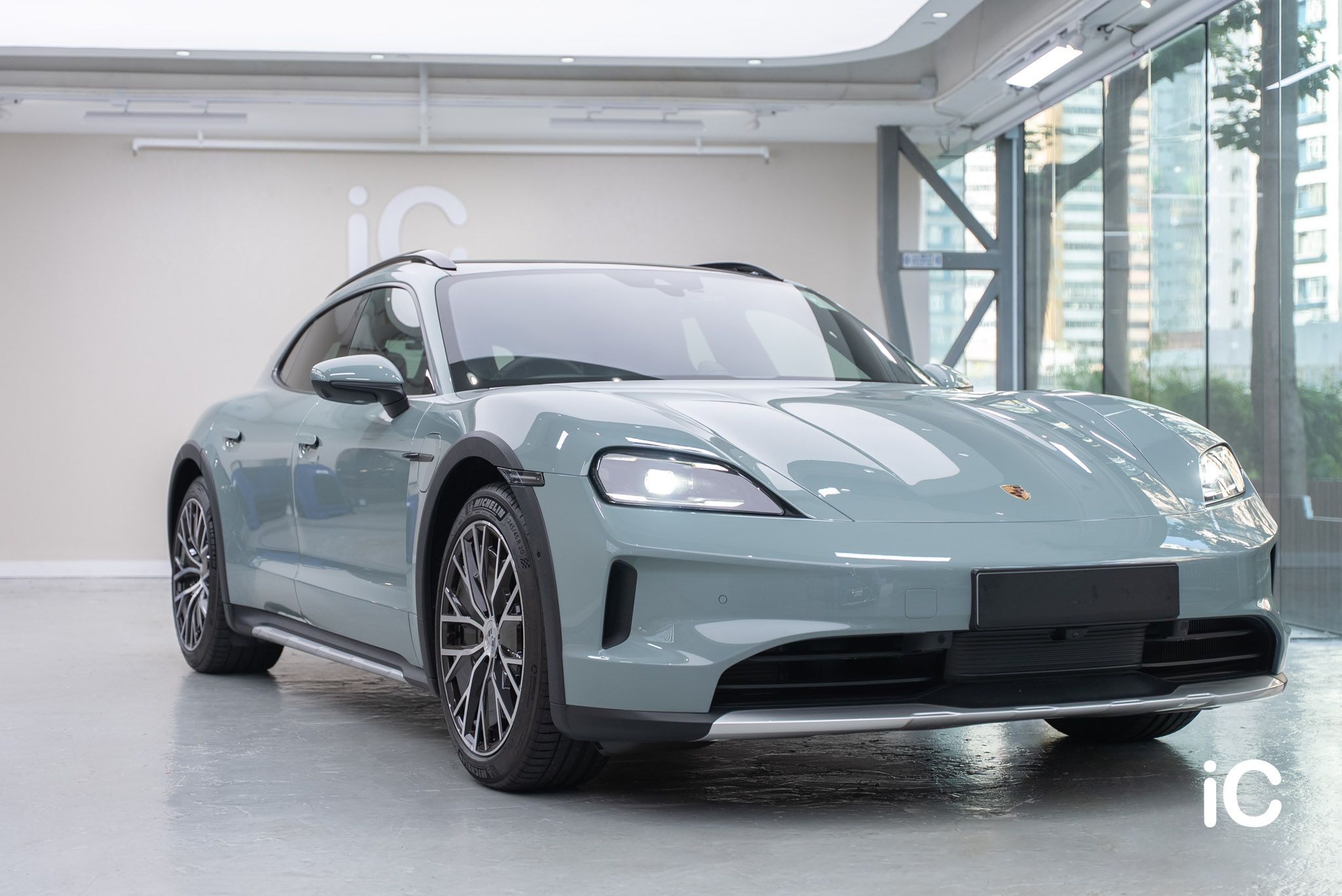 ic-detail-porsche-taycan-4-ct-om-individual-colour-ppf-shade-green-35