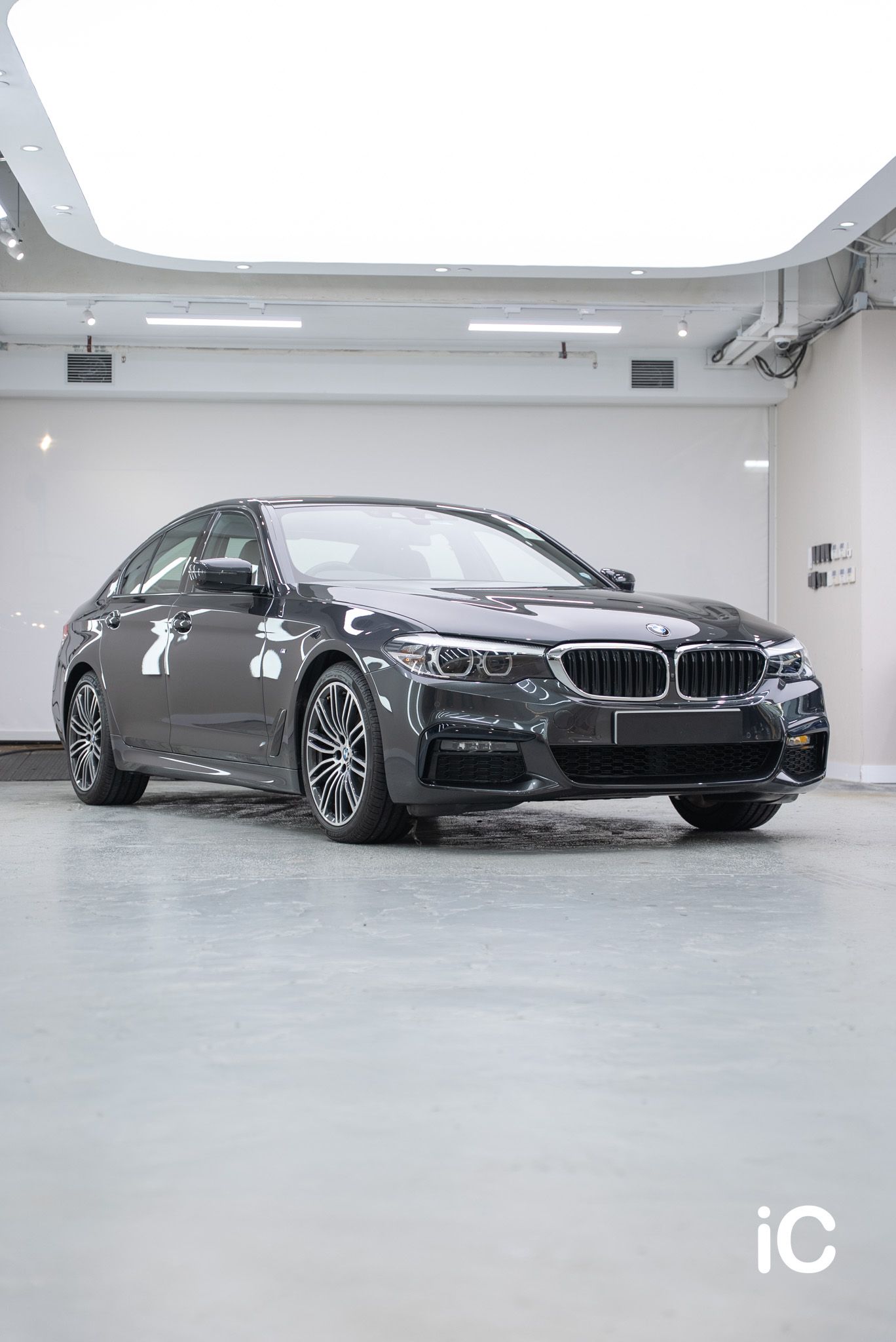 ic-detail-bmw-520-grey-ulgo-black-infinity-1