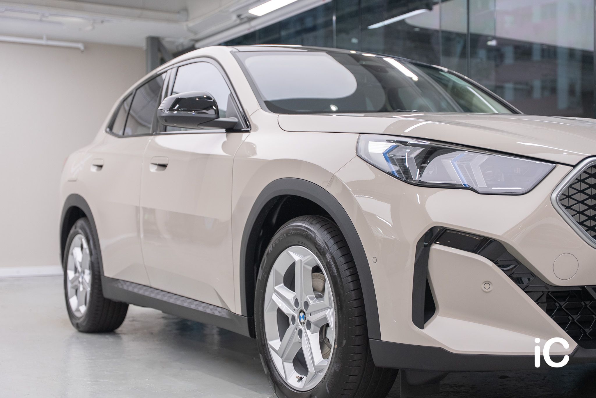 ic-detail-bmw-ix2-dune-grey-gyeon-ppf-4