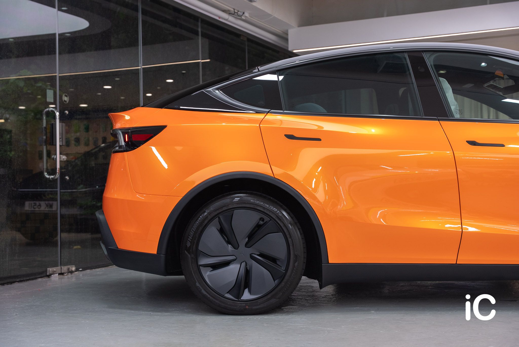 ic-detail-bmw-tesla-model-y-om-individual-colour-ppf-racing-orange-13