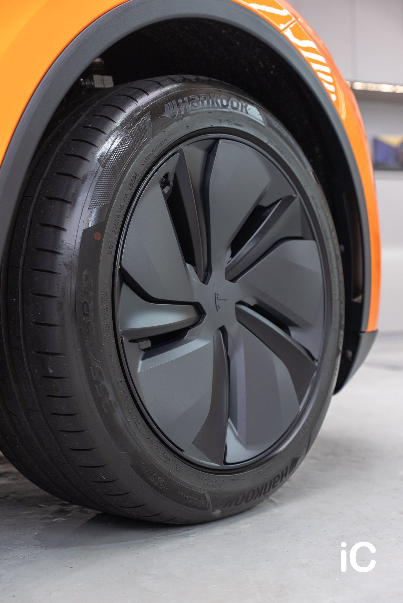 ic-detail-bmw-tesla-model-y-om-individual-colour-ppf-racing-orange-17