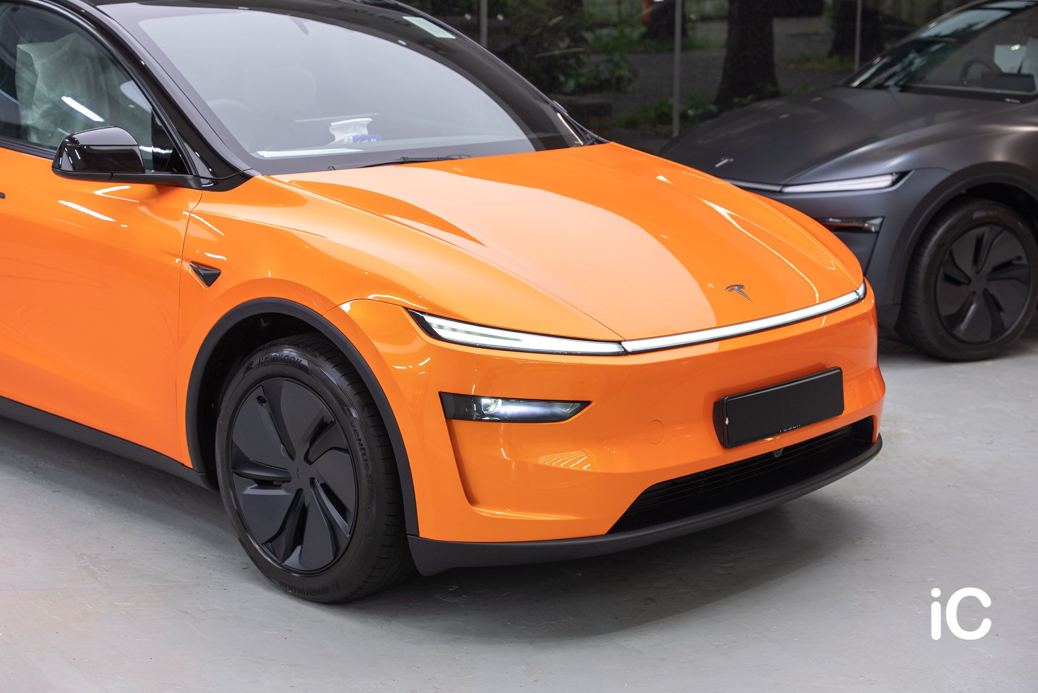 ic-detail-bmw-tesla-model-y-om-individual-colour-ppf-racing-orange-3