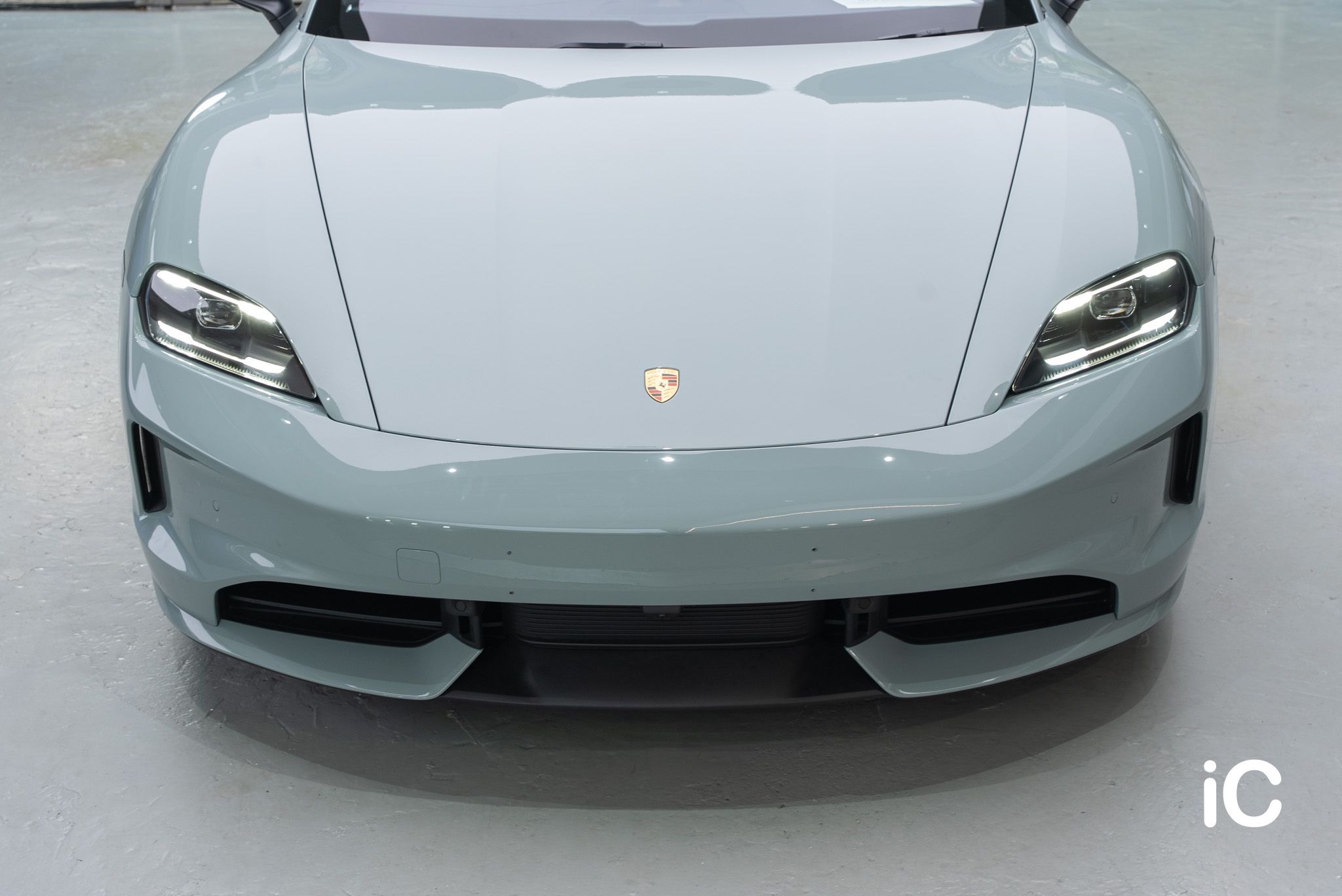 ic-detail-porsche-taycan-shade-green-gyeon-ppf-2